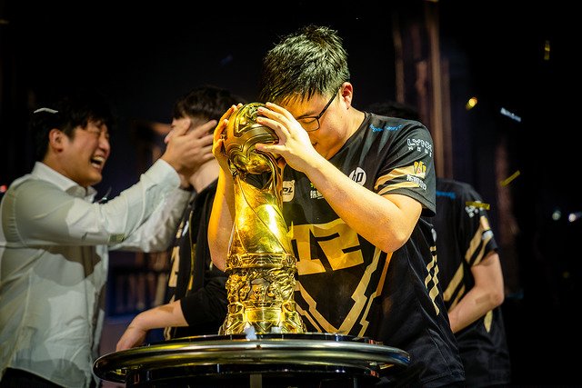 TheShy或入选英雄联盟名人堂，银河战舰季后赛止步八强，Perkz退役引爆电竞圈